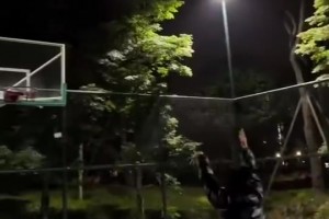 这腰臀比犯规了！篮球场惊现瑜伽裤神射手